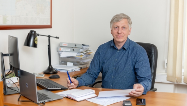 Oma ametialal peab Tohv kõige olulisemaks inimeste valmidust meeskonnana panustada. Foto on tehtud Võru linnavalitsuses, mil Raul Tohv oli ametis Võru abilinnapeana majandusalal. Foto: AIGAR NAGEL